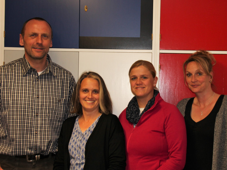 Die neuen und alten Vorstandsmitglieder des Fördervereins der IGS Wallstraße e.V.: (von links nach rechts) Jan Hauberg (1. Vorsitzender), Tanja Kramer (Kassenwartin), Kati Berg (2. Vorsitzende), Michaela Bölsing (Schriftführerin). Foto: Förderverein_IGS.jpg; Bildquelle/-rechte: Förderverein der IGS Wallstraße e.V.