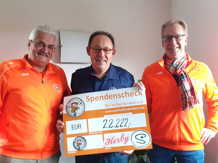 Reinhard Hartung besuchte den Verein mit einem großen Scheck. Von links: Jürgen Kinzel, Reinhard Hartung, Volker Machura. Foto: privat