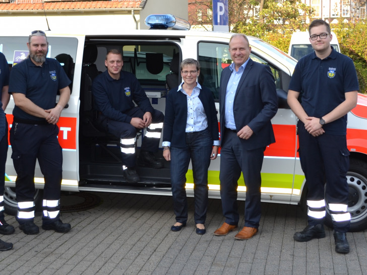 Marcel Pabst, im neuen Notarzteinsatzfahrzeug, hat die Ausbildung zum Notfallsanitäter aufgenomen. Foto: Landkreis Helmstedt