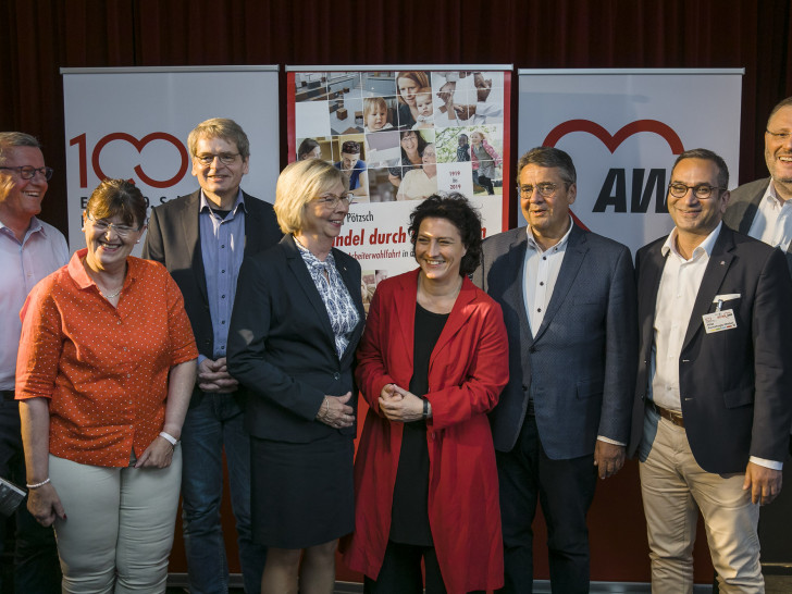 Autor, Laudatoren und Gäste der Buchvorstellung (v. l.): Wilhelm Schmidt, Cornelia Seiffert, Hansjörg Pötzsch, Gabriele Siebert-Paul, Carola Reimann, Sigmar Gabriel, Rifat Fersahoglu-Weber und Dirk Bitterberg

Foto: Peter Sierigk