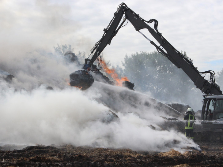 Am Donnerstag gerieten 2.500 Strohballen in Brand. Und noch immer ist die Feuerwehr mit den Löscharbeiten beschäftigt. Fotos: Anke Donner 