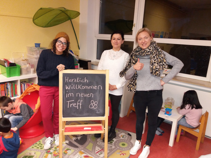 Der Treffpunkt in Schladen ist jetzt im Gebäude der Werla-Schule in der Franz-Kaufmann-Straße 33. Betreuerinnen Ana Sanjuanelo, Sozialraummanagerin Annika Hoffmann und Betreuerin Lara Hartmann (v.l.n.r.). Foto: Landkreis Wolfenbüttel