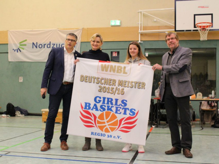 DBB-Vizepräsident Stefan Raid (li.) bei der Siegerehrung des Deutschen Meisters in der WNBL. Foto: Maschauer