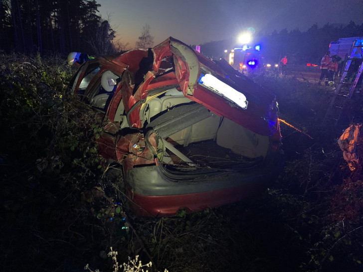 Der Fahrer wurde von Ersthelfern aus dem Fahrzeug befreit. Fotos: Feuerwehr Helmstedt