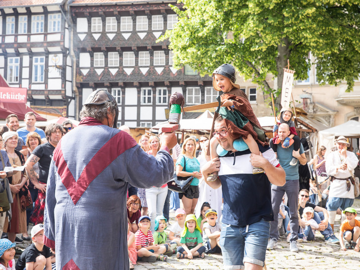 Einmal ein Ritter sein: Die Jüngsten durften gegen Büttel Molinarius im Schwertkampf antreten. Foto: Braunschweig Stadtmarketing GmbH/Philipp Ziebart
