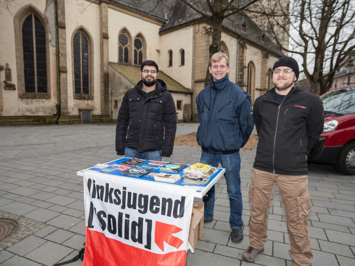 Mit infostand vor der Jakobikirche: Die Mitglieder der Linksjugend ['solid] BG Goslar Natig Mammadov, Dennis Bieda und Antonio Battagliola. Foto: Alec Pein