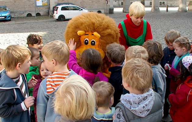 Im Kindergarten Gliesmarode bereiten sich die Kinder auf den Stadtputz-Tag vor. Umwelt-Detektiv Leo half bei den Vorbereitungen. Archivfoto: Andrè Ehlers