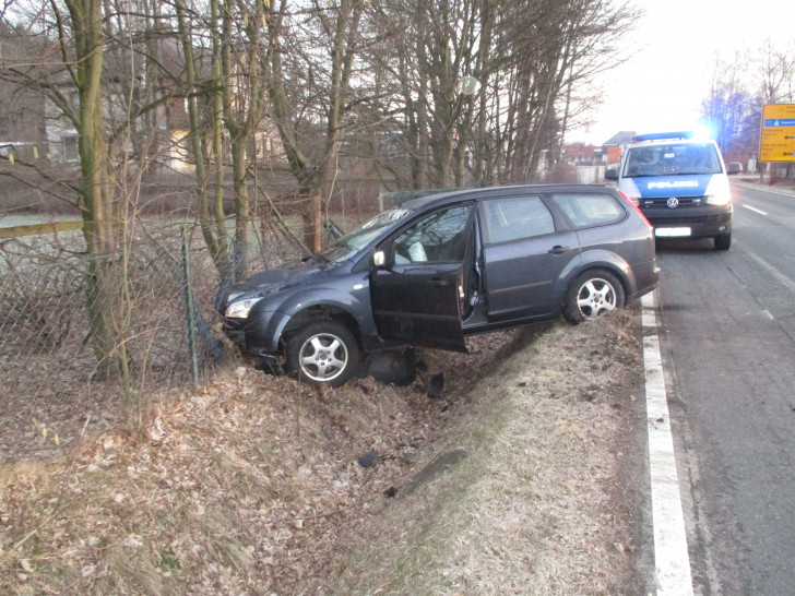Am Auto entstand Totalschaden. Foto: Polizei Langelsheim