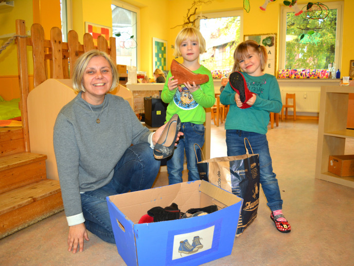 Kita-Chefin Heike Hollemann und die Kinder freuen sich auf viele Spenden für das „Shuuz“-Projekt. Fotos: Evangelisch-Lutherischer Kirchenkreis Peine