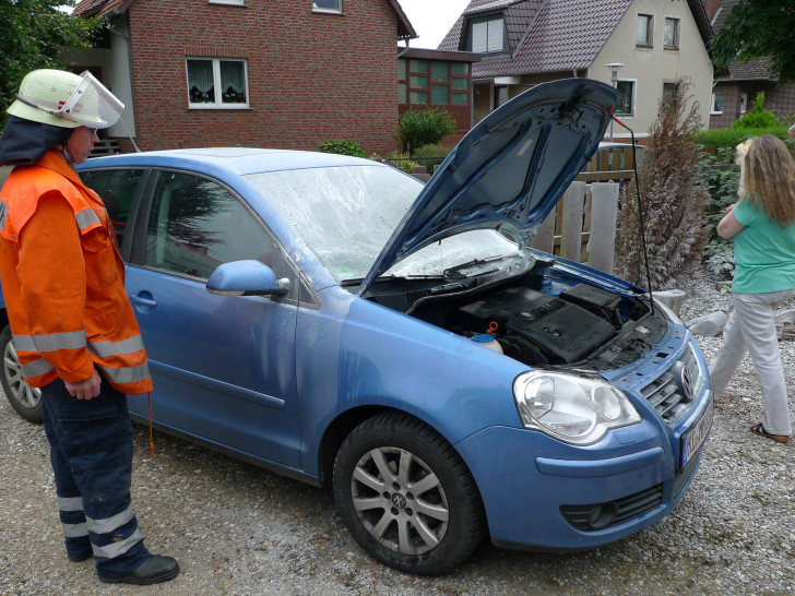 Das brennende Fahrzeug war schnell gelöscht. Foto: Feuerwehr