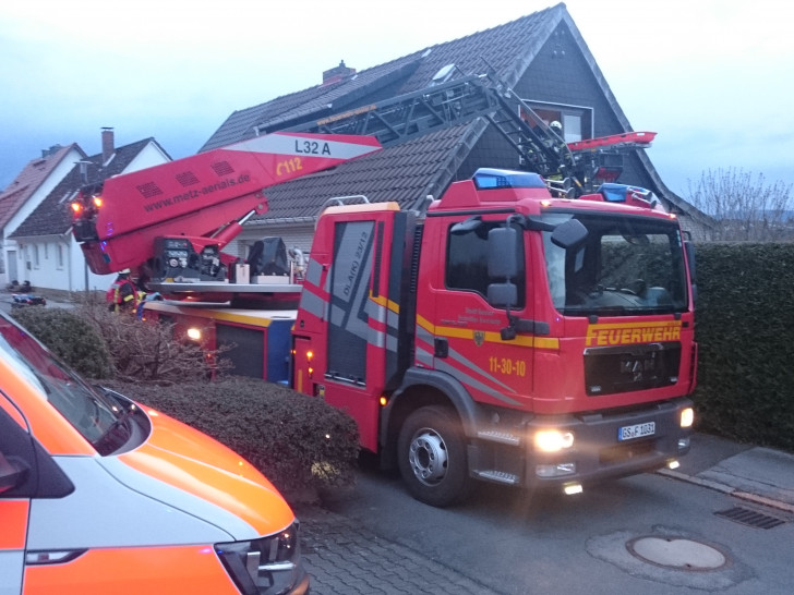 Am Dienstag musste die Feuerwehr mit der Drehleiter zu einer Patientenrettung in Sudmerberg ausrücken. Foto: Feuerwehr Goslar