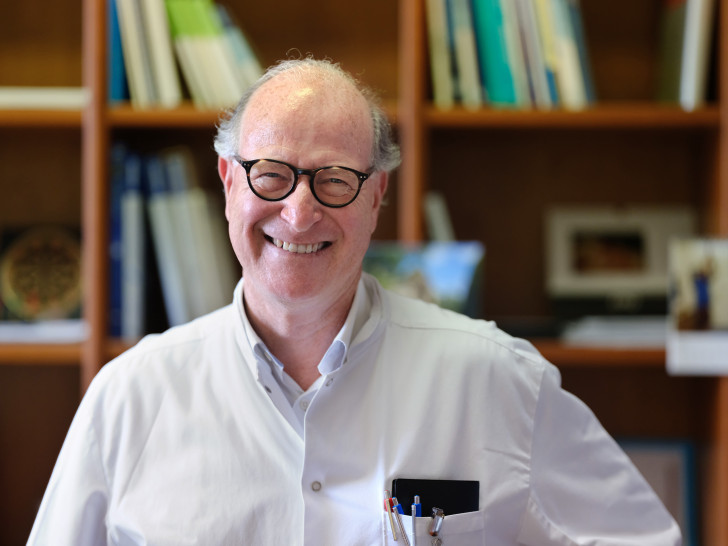 Dr. med. Niels Benatar, Chefarzt der Klinik für Handchirurgie und angeborene Handfehlbildungen im Braunschweiger Krankenhaus Marienstift. Foto: Bernhard Janitschke