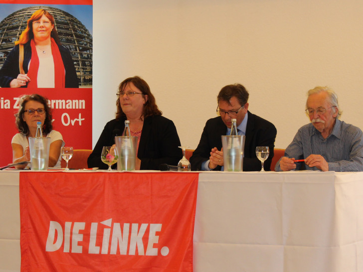 Pia Zimmermann (zweite von links) diskutiert mit Mechthild Hartung, Dr. Manfred Grieger und Walter Hiller. Foto: Eva Sorembik