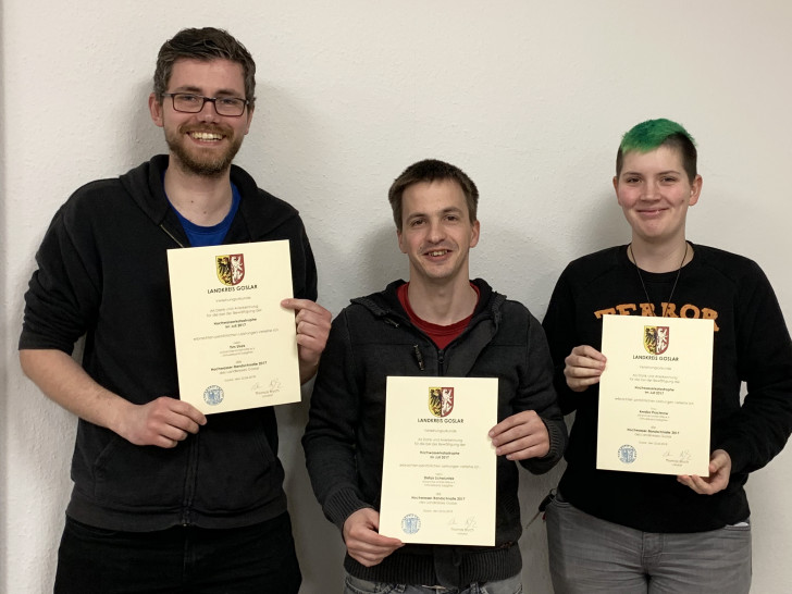 Freuen sich über die Anerkennung: Die Johanniter-Ehrenamtlichen (Von links) Tim Strek, Stefan Schwiuntek und Annika Prochnow. Foto: Johanniter