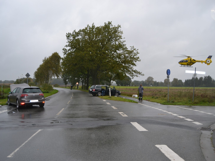Eine der Unfallbeteiligten musste mit dem Hubschrauber in das Wolfenbütteler Klinikum geflogen werden. Foto: Polizei Gifhorn