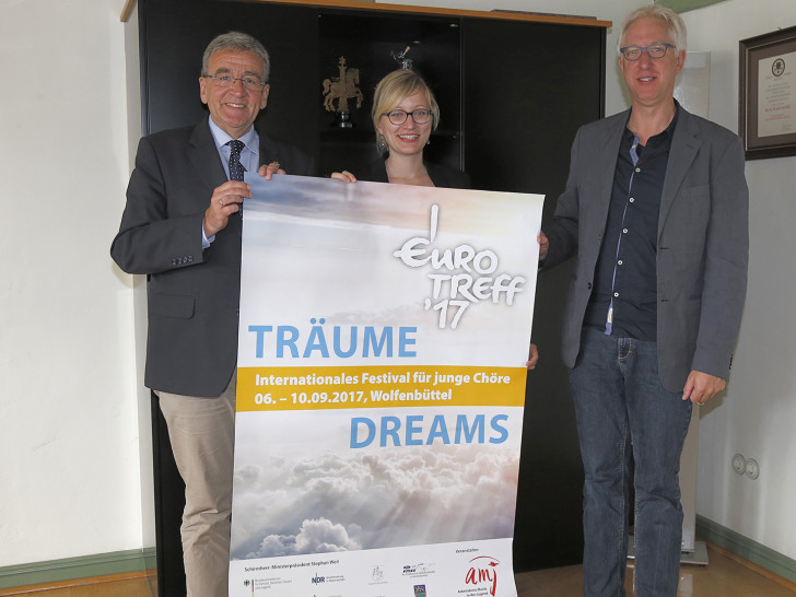 Bürgermeister Thomas Pink mit Doreen Ehlers und AMJ-Generalsekretär Jörg Meder. Foto: Stadt Wolfenbüttel