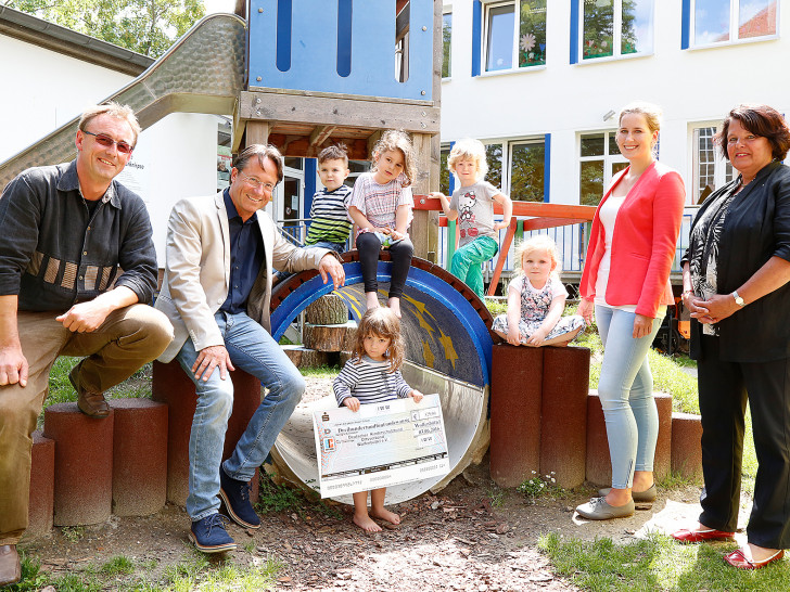 Jörg Trautmann, Sven Heß (onlinecity wolfenbüttel/IWW) und Simone Nehring (Projektbetreuerin der Stadt für onlinecity wolfenbüttel) (v. l.) übergaben der Vorsitzenden des Kinderschutzbundes Wolfenbüttel, Ulrike Hesselbach (r.) und einigen Kindern den symbolischen Scheck. Foto: Stadt Wolfenbüttel