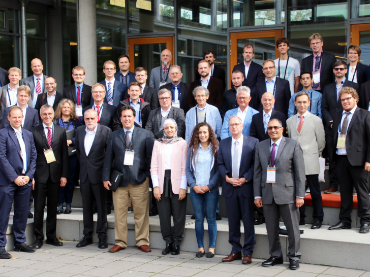 Die Teilnehmerinnen und Teilnehmer der internationalen Mechatronik-Konferenz (REM - Research and Education in Mechatronics) an der Ostfalia Hochschule in Wolfenbüttel. Foto: Ostfalia