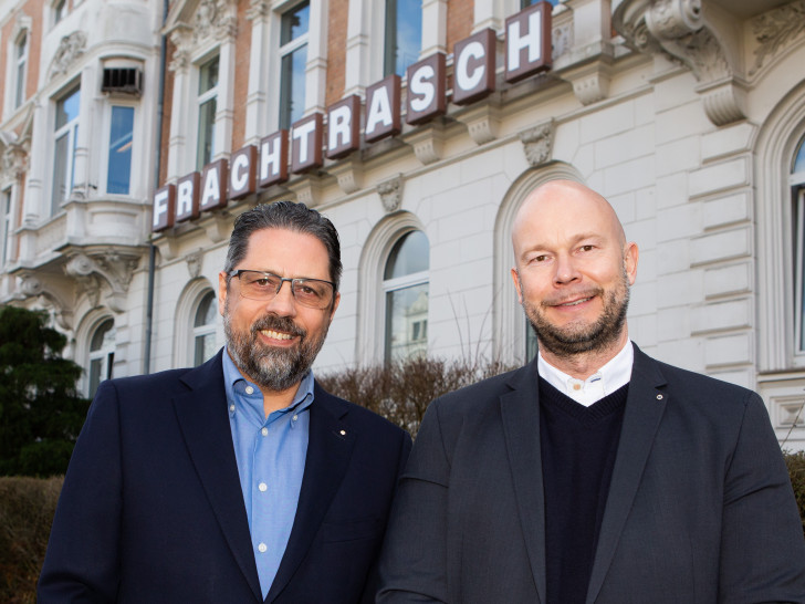 Prokurist Detlef Ohlms und Frachtrasch-Geschäftsführer Eike van Deest freuen sich über das TOP-100-Siegel für das Braunschweiger Unternehmen. Foto: Frachtrasch International/Florian Kleinschmidt/bestpixels.de