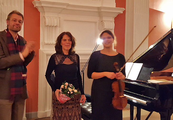 Die Musikerinnen Susanne Busch (Violine) und Ulrike Engels (Klavier) interpretierten die Sonatina des Braunschweiger Komponisten Ulrich Kallmeyer. Foto: Annegrit Helke