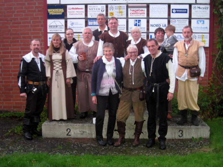 Die Bürger- und Salutschützen anno 01 präsentiert den neuen Böllerkönig Berndt Dankemeier ( sechster von links) und die beste vom "Anhang" Michaela Miebach (zweite von links) wird neuer Böllerkönig. Foto: Privat