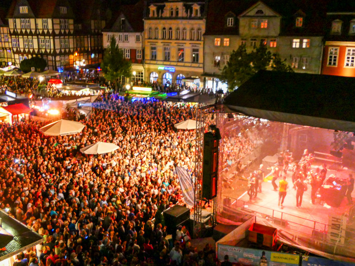 Vor der Bühne auf dem Stadtmarkt herrschte teilweise eine Menge Betrieb. Foto: Stadt Wolfenbüttel