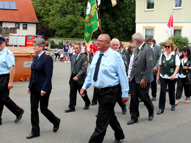 Durch Roklum marschierte ein langer Festumzug. Fotos: Bernd-Uwe Meyer