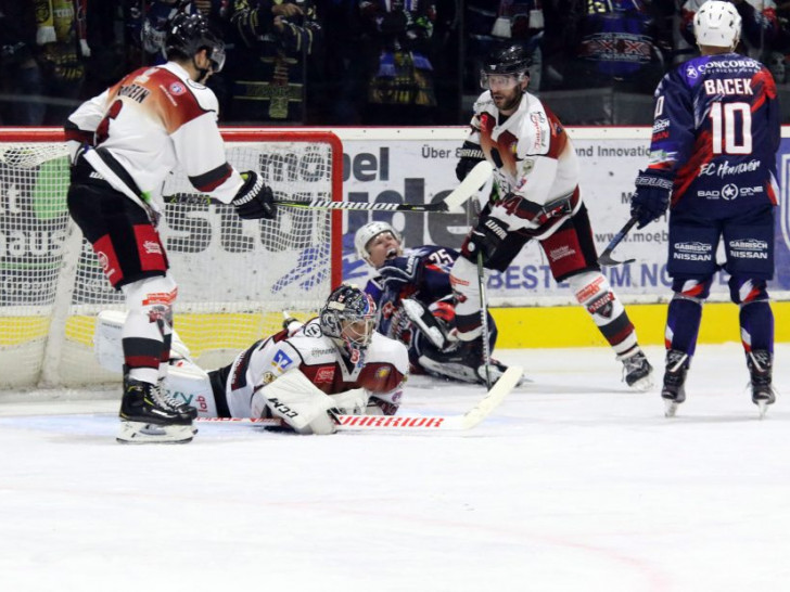 Goalie Fabian Hönkhaus hatten einen starken Tag, konnte jedoch nicht jeden Treffer verhindern. Foto: Frank Neuendorf/Jahn-Pictures