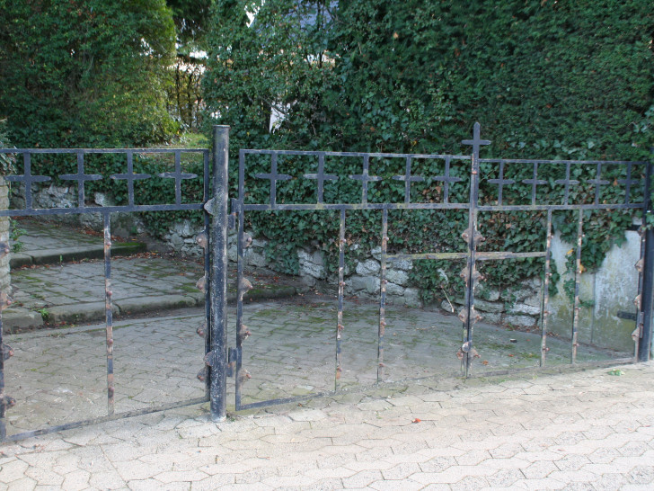  Das Destedter Friedhofstor wird saniert; die morschen Bretter sind schon entfernt.

Foto: Diethelm Krause-Hotopp