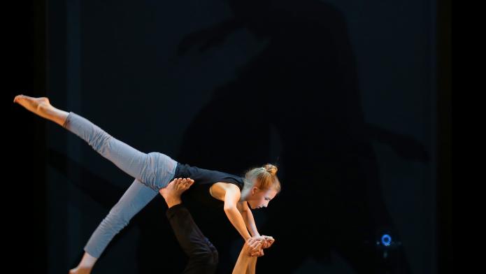 Szene aus der Choreografie "Freier Fall". Foto: Leitzke, Matthias
 

