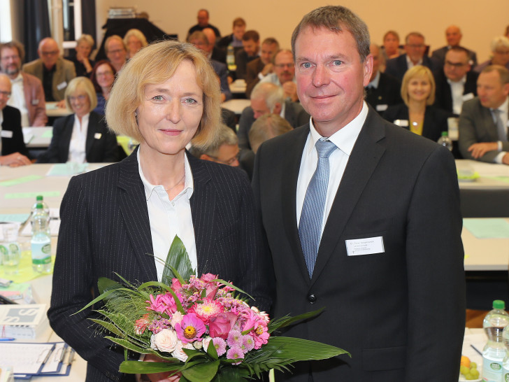 Ulrike Brand-Seiß erhält die Glückwünsche von Synodenpräsident Dr. Peter Abramowski zur erfolgreichen Wahl. Foto: Agentur Hübner