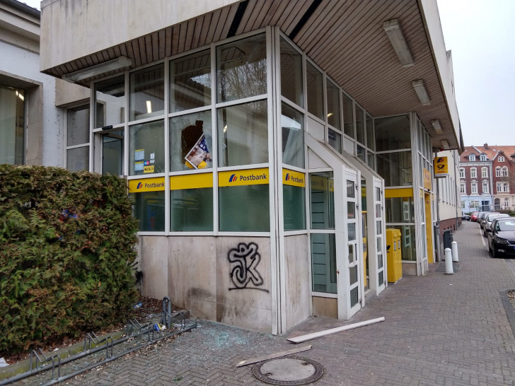 Unbekannte haben hier in der Nacht einen Geldautomaten gesprengt. Foto: Werner Heise
