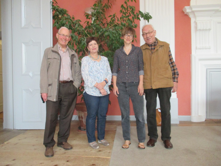 Im Rittersaal des Sickter Herrenhause vereinbarten Vertreter der BSL und der Gemeinde Sickte die Ausstellung zur Weimarer Zeit. Im Bild von links: Harald Schraepler, Margit Richert, Anna Lamprecht und Dieter Lorenz. Foto: Privat