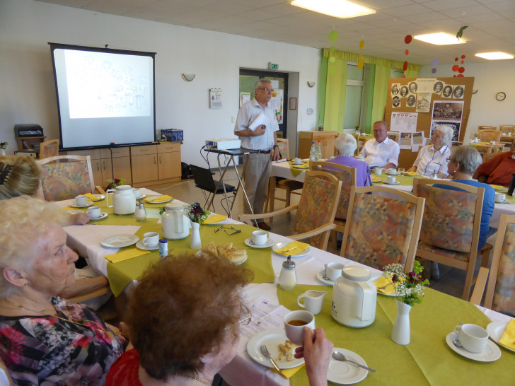 Die Teilnehmenden am Erzähl-Cafe zur Wolfenbütteler AWO-Geschichte während der Einführung durch Vorstandsmitglied und AG-Leiter Rudi Fricke. Foto: AWO