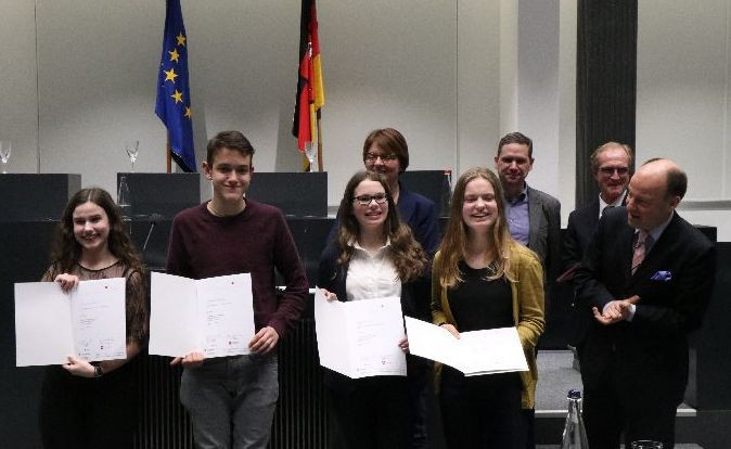 Die vier besten Debattanten wurden ausgezeichnet. Foto: Landtag Niedersachsen