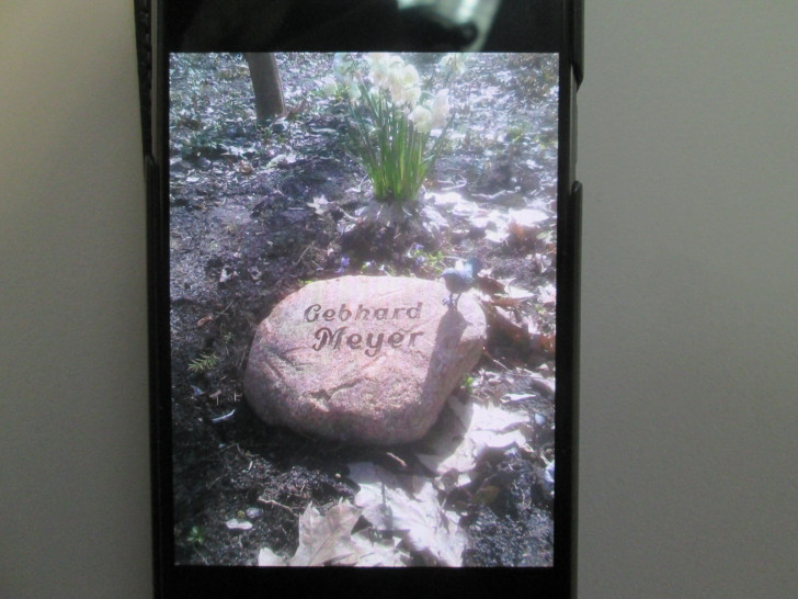 Dieser Grabstein wurde beschädigt. Symbolbild: Polizei Gifhorn