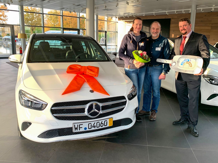 Kundenberater Dirk Loges von der Volksbank BraWo (rechts) bei der Gewinnübergabe der Mercedes-Benz B-Klasse an die Eheleute Singer.
Foto: Volksbank BraWo 