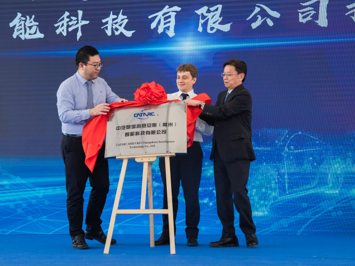 David Bollati, Geschäftsführer der C&S group, enthüllt mit seinen chinesischen Kooperationspartnern das neue Firmenschild. Foto: C&S Group