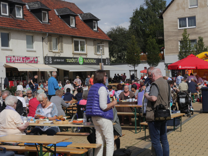 Ein Sonntagsfrühstück im Freien: Viele fröhliche Leute an langen Tischen, dazu Big-Band-Swing, Tanz und Spiele für Kinder. Fotos/Video: Robert