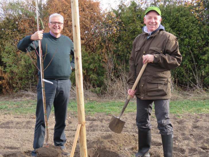 Pastor Rüdiger Becker, Direktor der Ev. Stiftung Neuerkerode (rechts) und Klaus Merker, Präsident der Rotary Club Braunschweig-Richmond. Foto: Evangelische Stiftung Neuerkerode 