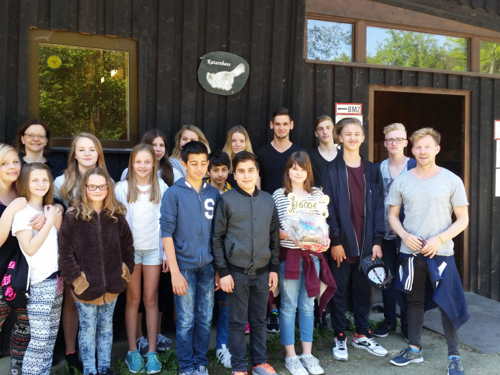 Schüler der Oberschule Langelsheim spendeten 600 Euro an das Tierheim Goslar. Foto: Tierheim Goslar 
