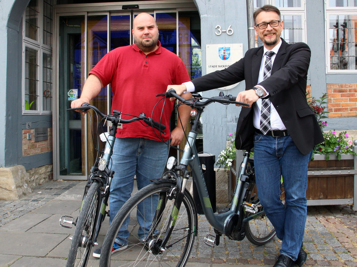 Florian Röpke (links) und Ivica Lukanic tauschen drei Wochen lang ihre Autoschlüssel gegen Drathesel. Foto: Stadt Wolfenbüttel