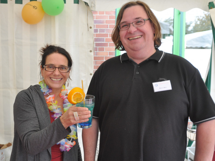 Alkoholfreie Cocktails gab es beim ABW-Team um Martina Klemmer (links) und Hayo Biel. Foto: Lebenshilfe