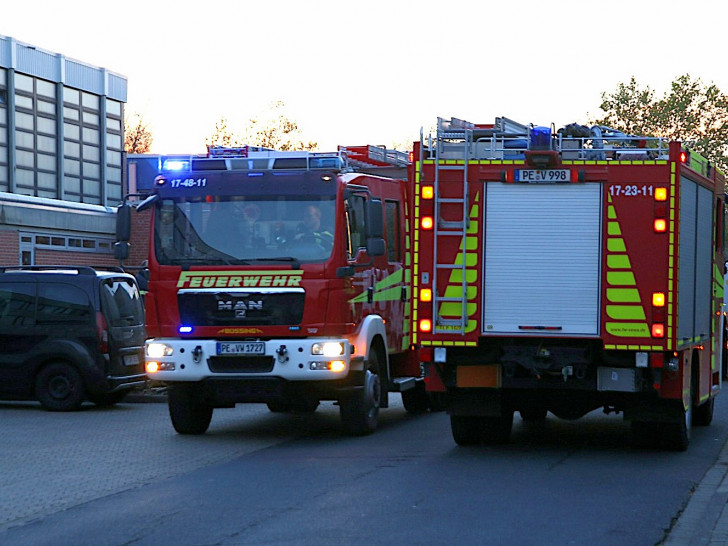 Die Feuerwehr erkundete die Lage. Fotos: Rudolf Karliczek
