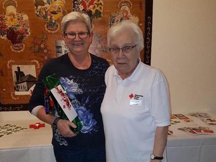 Gabriele Alpers (links) gab ihre 100. Spende ab. Ruth Semke vom DRK Ortsverein Adersheim/Leinde gratulierte. Foto: DRK