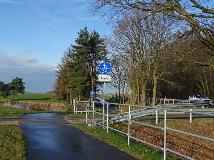 Das Ende des neu geschaffenen Geh-Radwegs an der B244 gibt Rätsel auf. Foto: Kreisverkehrswacht
