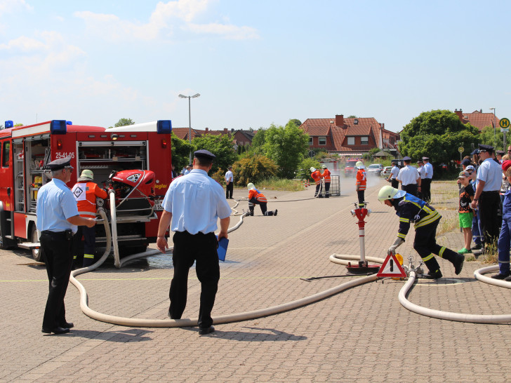 In Sickte gab es heute Leistungsüberprüfungen der Feuerwehren der Samtgemeinde zu sehen. Foto: Jonas Walter