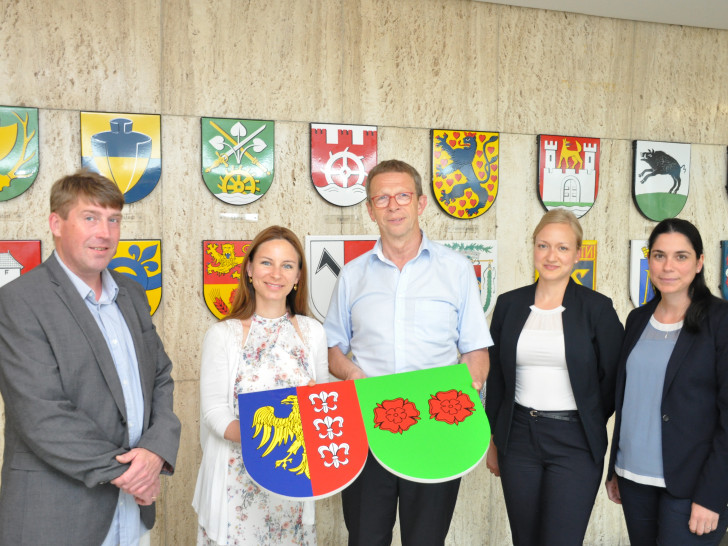 Andreas Meyer (Leiter der Musikschule), Jasmin-Isabel Kühne (Harfenistin und musikalische Leiterin), Oberbürgermeister Klaus Mohrs, Christin Eckstein (Zuständige für die IFK Bürgerreise), Tanja De Santis (Zuständige für die Städtepartnerschaft, internationale Beziehungen) mit dem Stadtwappen Bielsko-Bialas (v. li.). Foto: Stadt Wolfsburg
