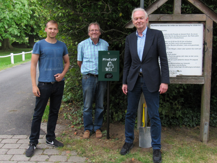 Philipp Lüer, CDU-Bürgermeisterkandidat Joachim Lüer und Friedrich von Veltheim haben den ersten von drei Hundekotbeutelspendern aufgestellt. Foto: CDU-Ortsverband Destedt