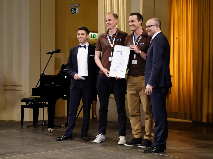 die Braunschweiger Wirtschaftsjunioren Sven Streiff (rechts) und Timo Sören Wesemann nehmen den Preis entgegen. Foto: Privat